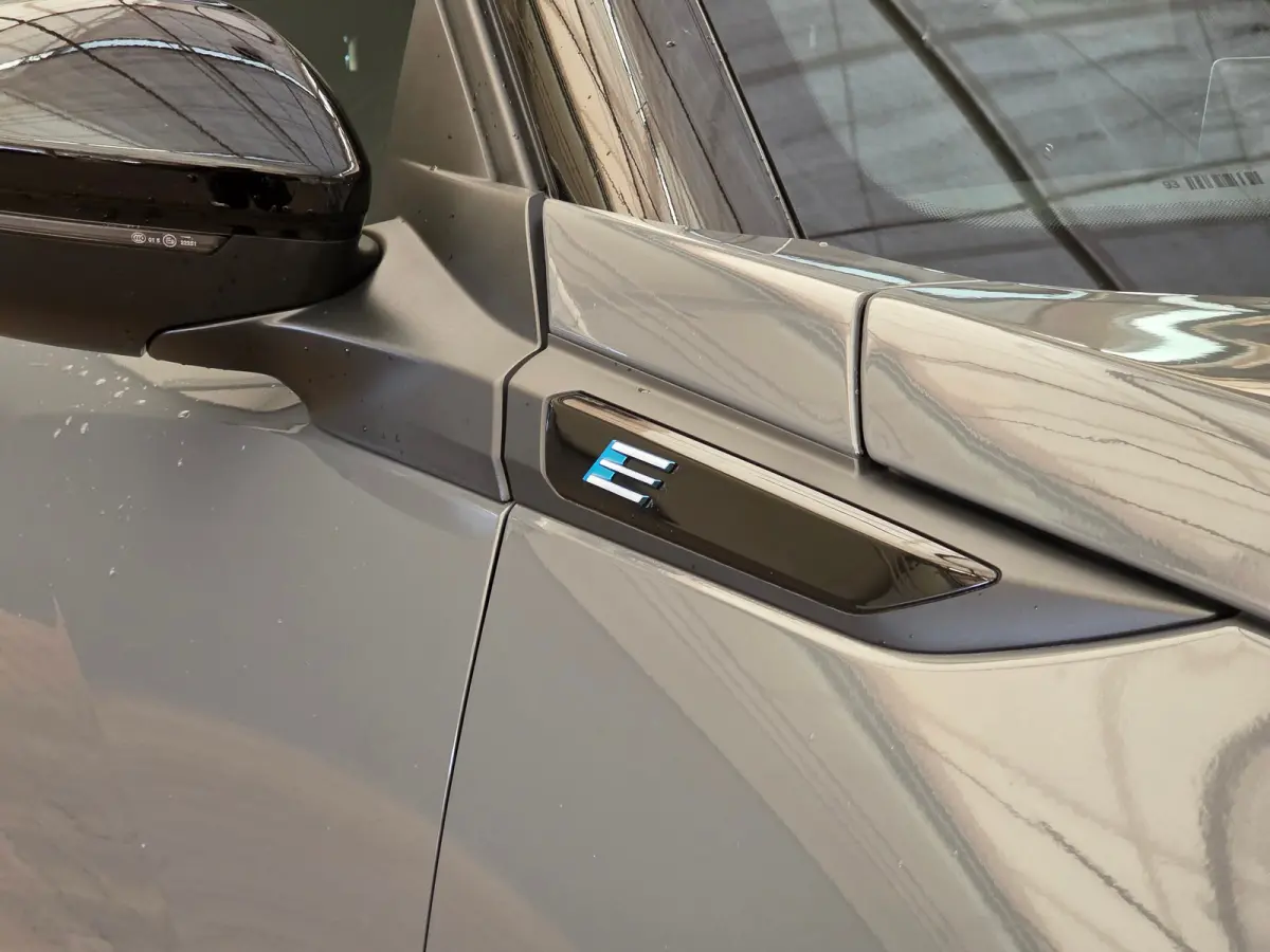 EV GT 54 kWh Panorama Dak | Camera Rondom | Alcantare/Leer | Elek. Stoel met Massage | 18" Lichtmetaal | Stoelverwarming | Achteruitrijcamera | Afwijkende dakkleur | Airco (automatisch)