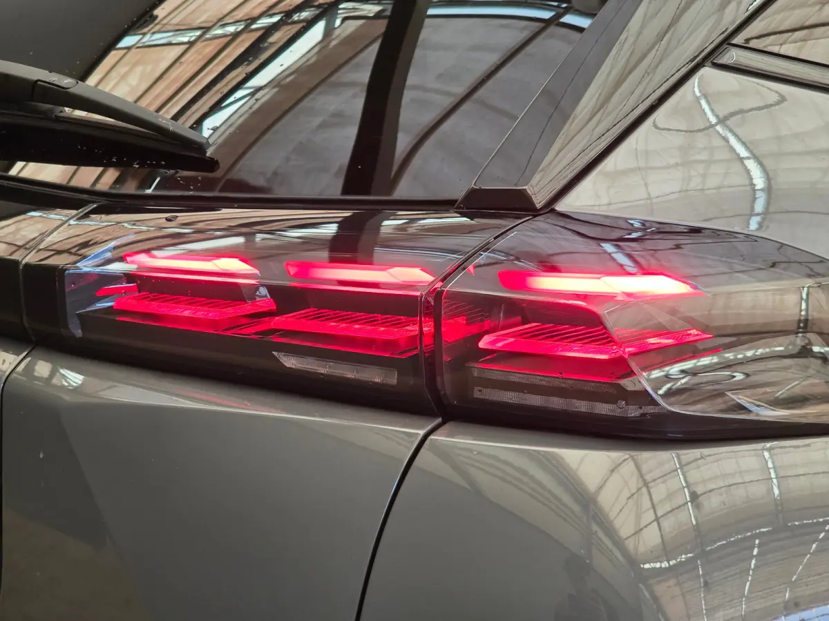 EV GT 54 kWh Panorama Dak | Camera Rondom | Alcantare/Leer | Elek. Stoel met Massage | 18" Lichtmetaal | Stoelverwarming | Achteruitrijcamera | Afwijkende dakkleur | Airco (automatisch)