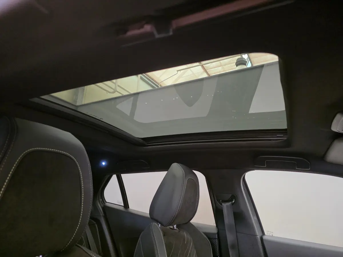 EV GT 54 kWh Panorama Dak | Camera Rondom | Alcantare/Leer | Elek. Stoel met Massage | 18" Lichtmetaal | Stoelverwarming | Achteruitrijcamera | Afwijkende dakkleur | Airco (automatisch)