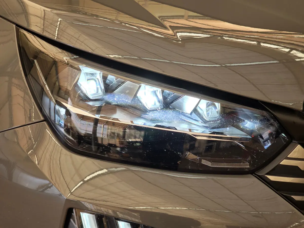 EV GT 54 kWh Panorama Dak | Camera Rondom | Alcantare/Leer | Elek. Stoel met Massage | 18" Lichtmetaal | Stoelverwarming | Achteruitrijcamera | Afwijkende dakkleur | Airco (automatisch)