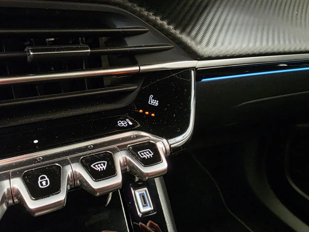 EV GT 54 kWh Panorama Dak | Camera Rondom | Alcantare/Leer | Elek. Stoel met Massage | 18" Lichtmetaal | Stoelverwarming | Achteruitrijcamera | Afwijkende dakkleur | Airco (automatisch)