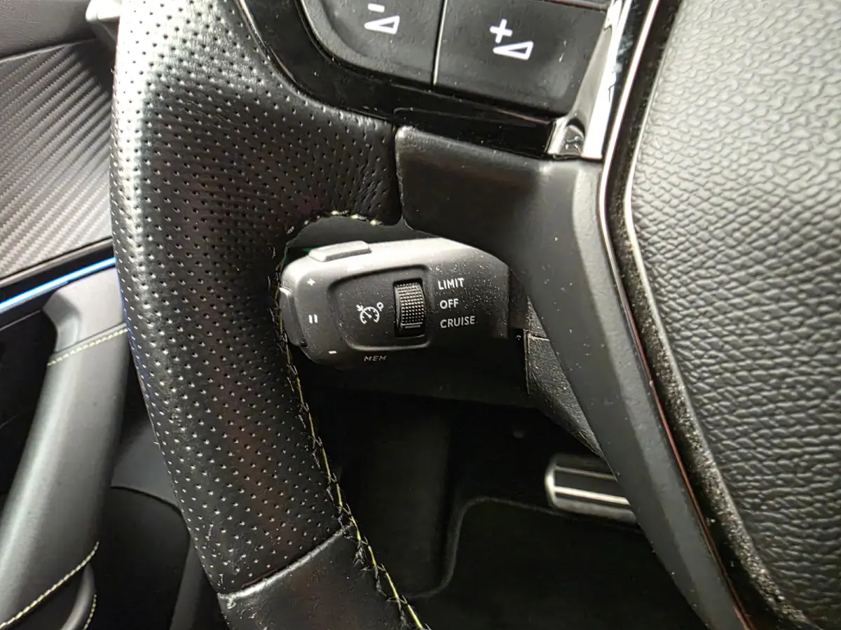 EV GT 54 kWh Panorama Dak | Camera Rondom | Alcantare/Leer | Elek. Stoel met Massage | 18" Lichtmetaal | Stoelverwarming | Achteruitrijcamera | Afwijkende dakkleur | Airco (automatisch)
