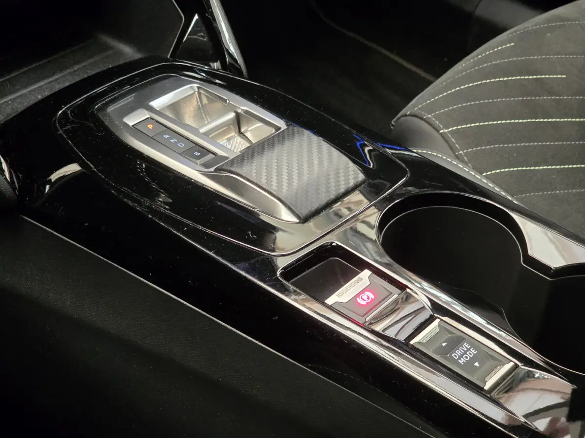 EV GT 54 kWh Panorama Dak | Camera Rondom | Alcantare/Leer | Elek. Stoel met Massage | 18" Lichtmetaal | Stoelverwarming | Achteruitrijcamera | Afwijkende dakkleur | Airco (automatisch)