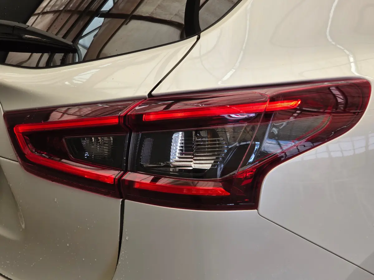 1.3 DIG-T Premium Edition 19" Lichtmetaal | Lederen Bekleding | Trekhaak | Panorama Dak | Elek. Stoelen | Camera Rondom | Cruise | Navigatie  | Airco (automatisch) | Apple Carplay/Android Au