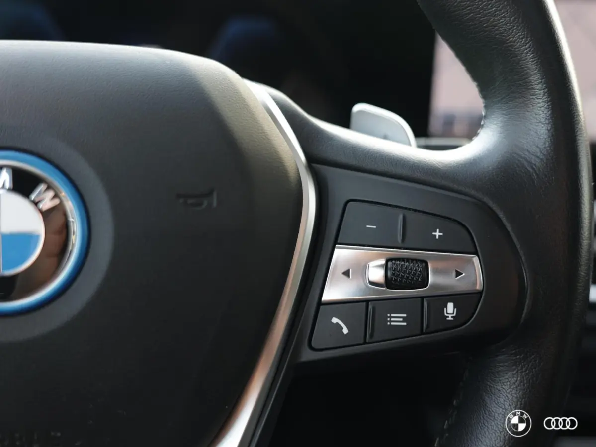 330e LCI / PANODAK / KEYLESS / HIFI / AMBIENTE / 18" / DRAADLOOS LADEN