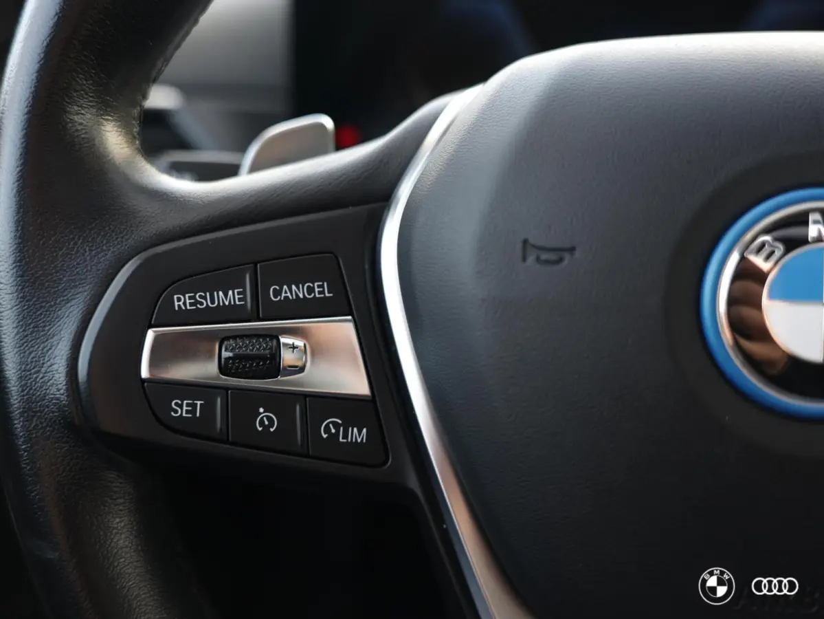 330e LCI / PANODAK / KEYLESS / HIFI / AMBIENTE / 18" / DRAADLOOS LADEN