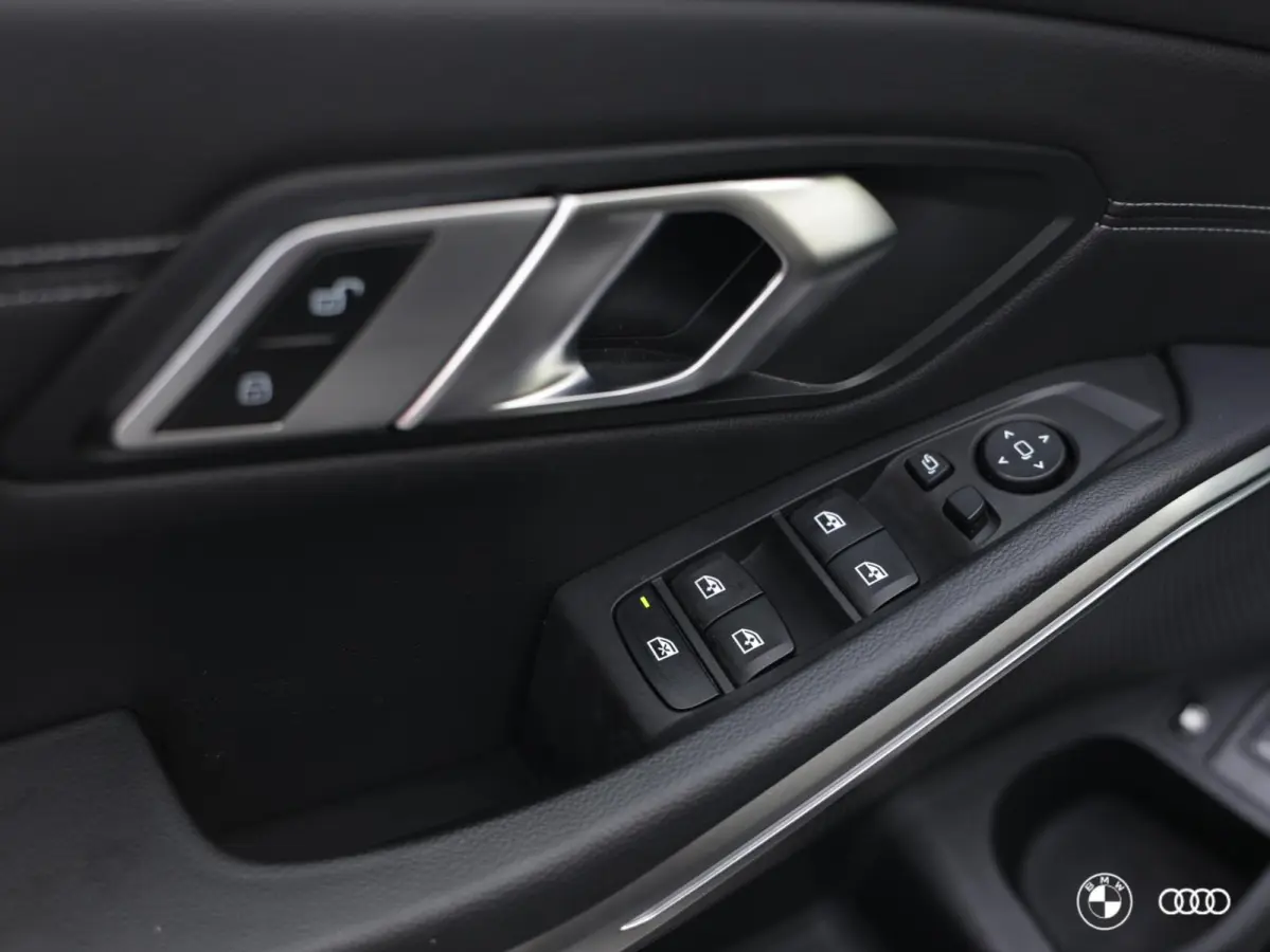 330e LCI / PANODAK / KEYLESS / HIFI / AMBIENTE / 18" / DRAADLOOS LADEN