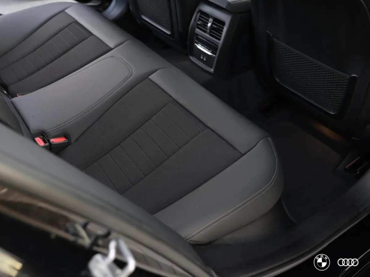 330e LCI / PANODAK / KEYLESS / HIFI / AMBIENTE / 18" / DRAADLOOS LADEN