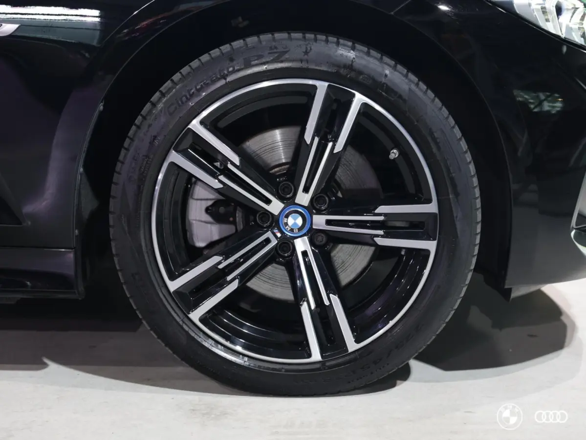 330e LCI / PANODAK / KEYLESS / HIFI / AMBIENTE / 18" / DRAADLOOS LADEN