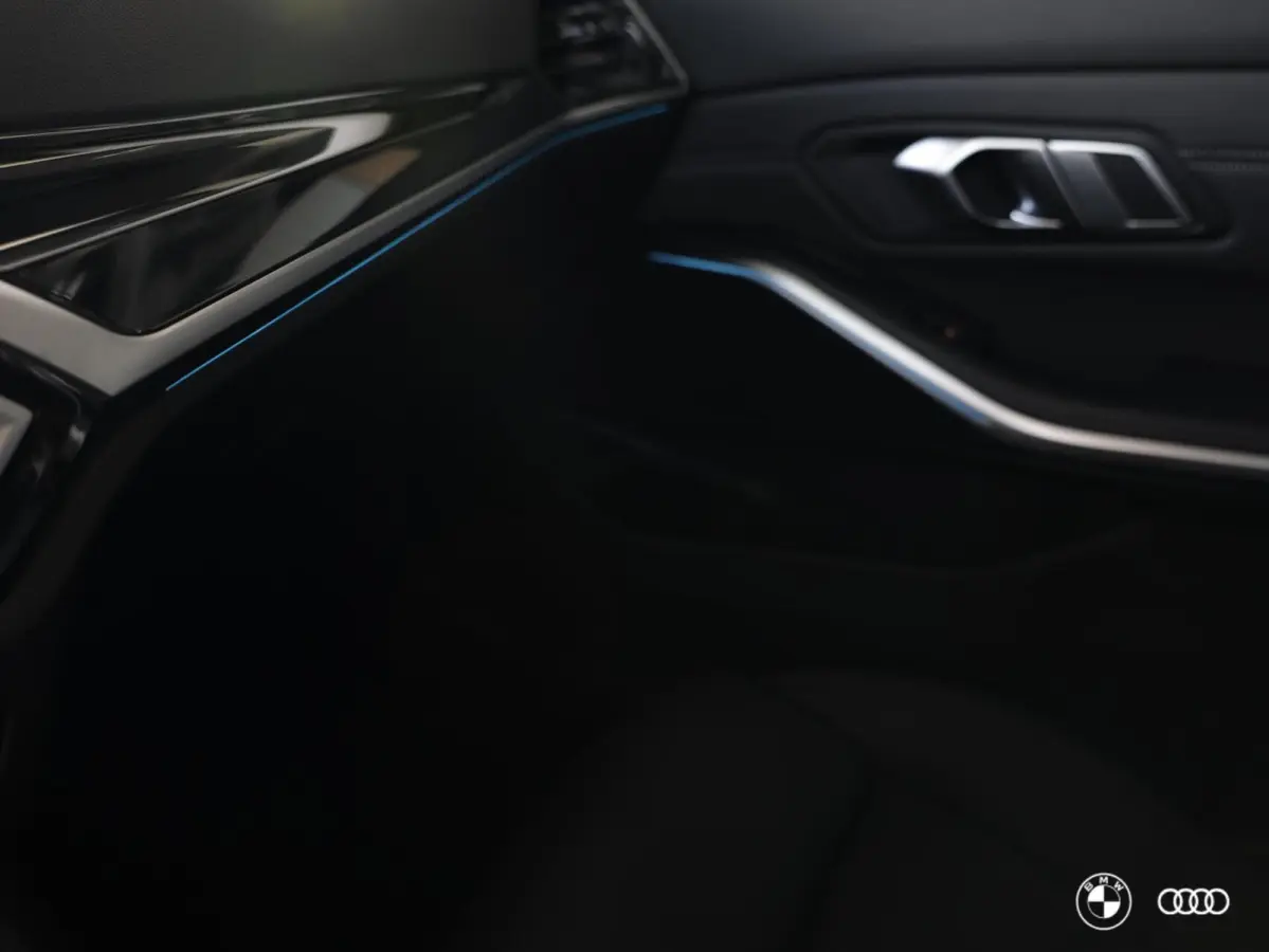330e LCI / PANODAK / KEYLESS / HIFI / AMBIENTE / 18" / DRAADLOOS LADEN