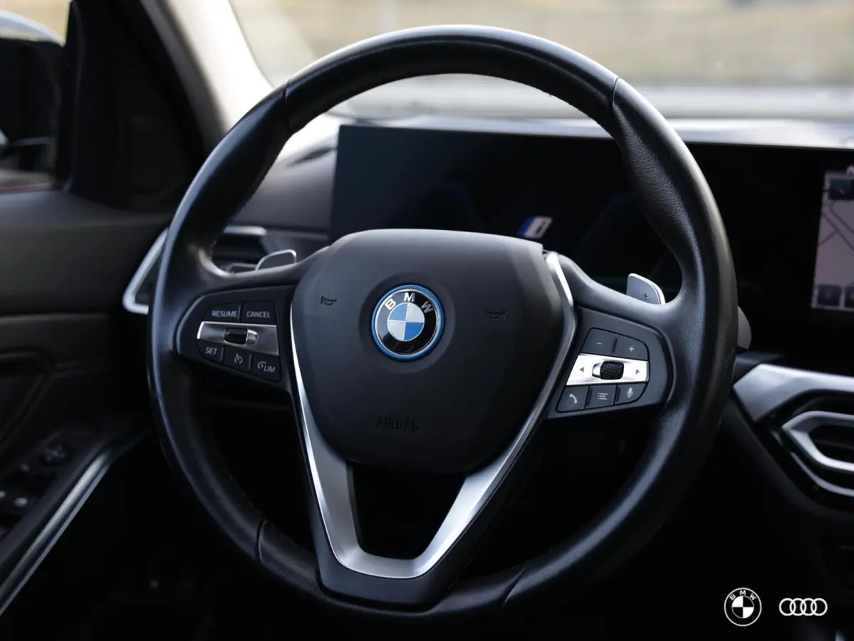 330e LCI / PANODAK / KEYLESS / HIFI / AMBIENTE / 18" / DRAADLOOS LADEN