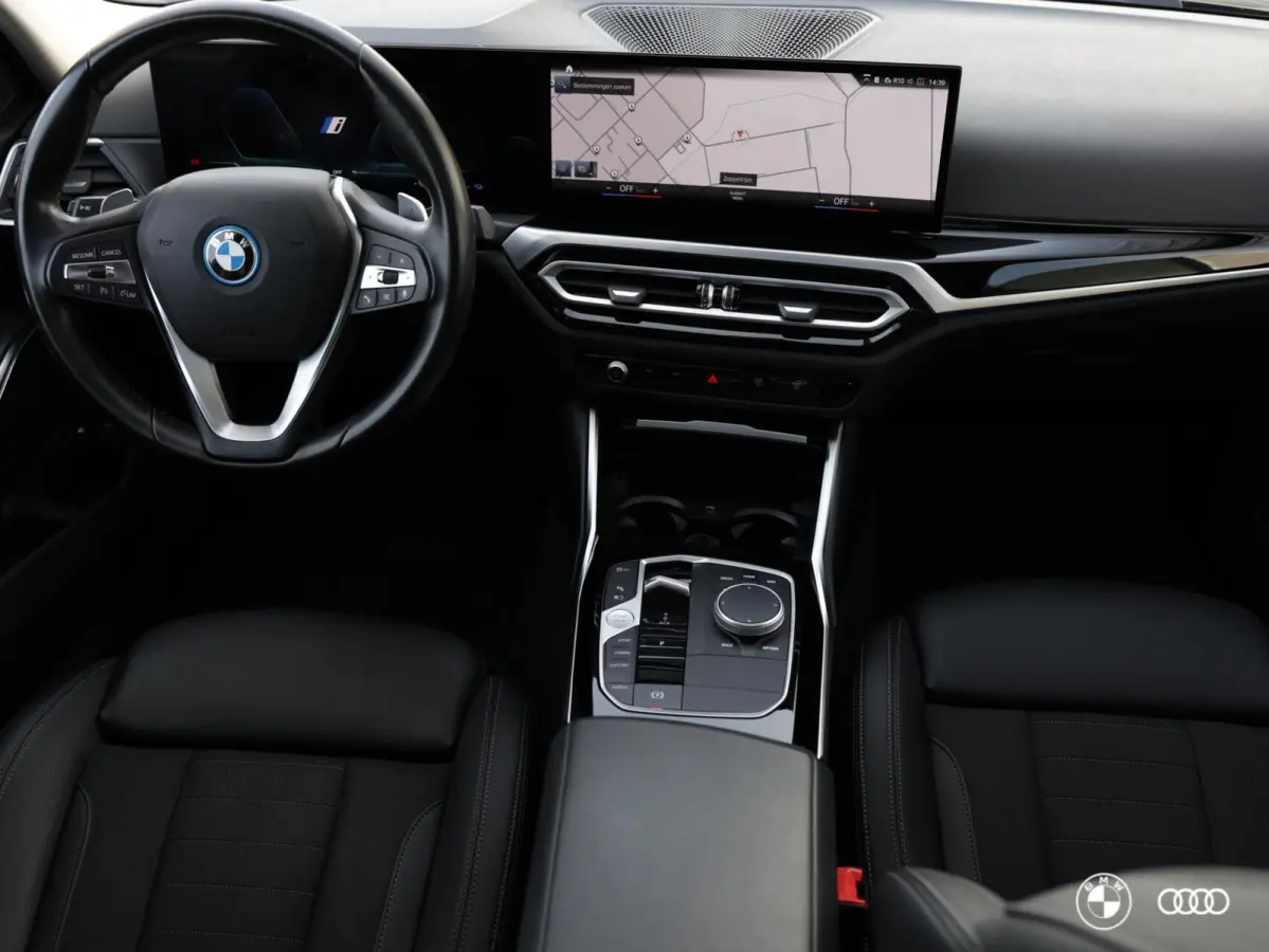 330e LCI / PANODAK / KEYLESS / HIFI / AMBIENTE / 18" / DRAADLOOS LADEN