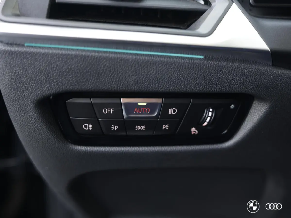 330e LCI / PANODAK / KEYLESS / HIFI / AMBIENTE / 18" / DRAADLOOS LADEN