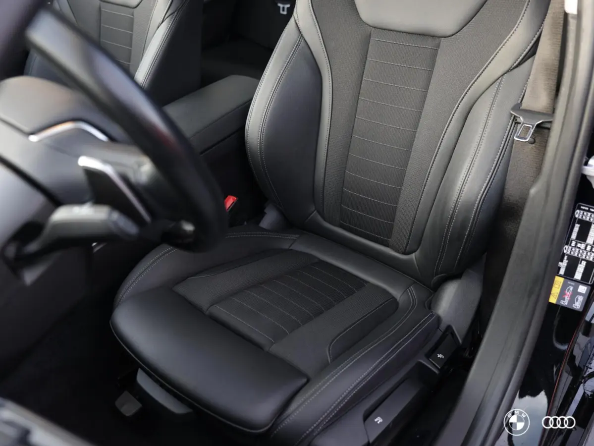 330e LCI / PANODAK / KEYLESS / HIFI / AMBIENTE / 18" / DRAADLOOS LADEN