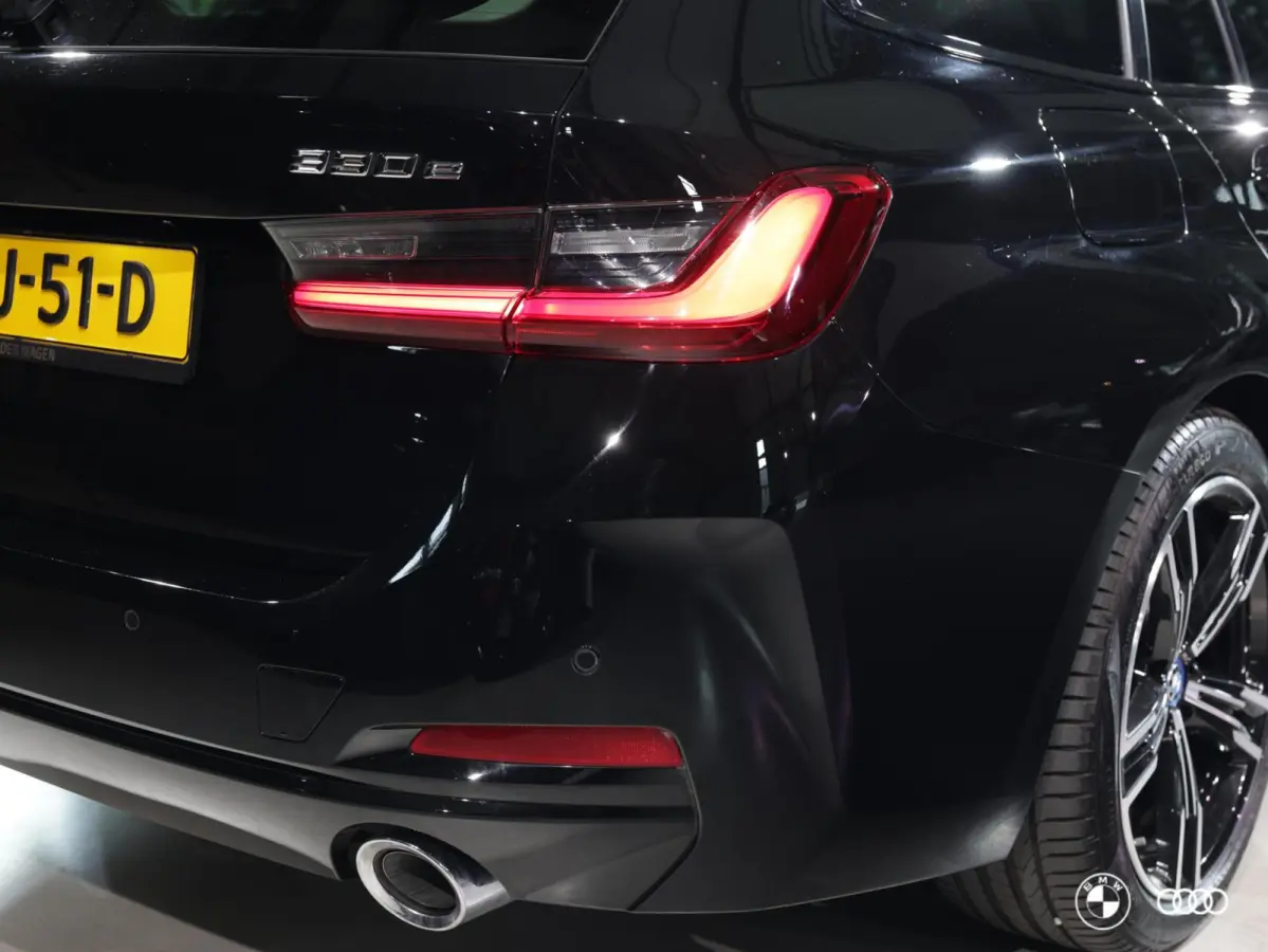 330e LCI / PANODAK / KEYLESS / HIFI / AMBIENTE / 18" / DRAADLOOS LADEN