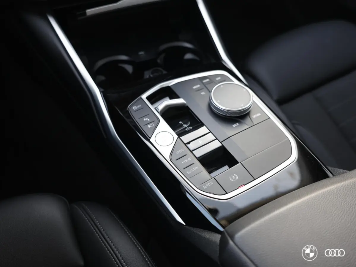 330e LCI / PANODAK / KEYLESS / HIFI / AMBIENTE / 18" / DRAADLOOS LADEN