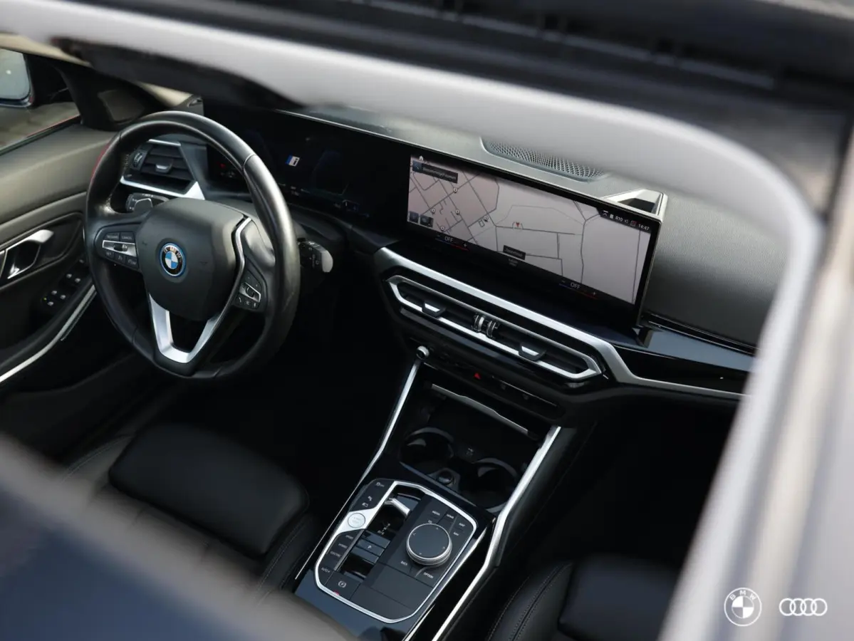330e LCI / PANODAK / KEYLESS / HIFI / AMBIENTE / 18" / DRAADLOOS LADEN