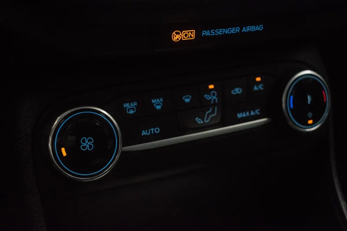 1.0 EcoBoost 125PK Hybrid Titanium NL-auto [ Carplay LED Draadloze Telefoonlader Parkeersensoren Climate Control ]