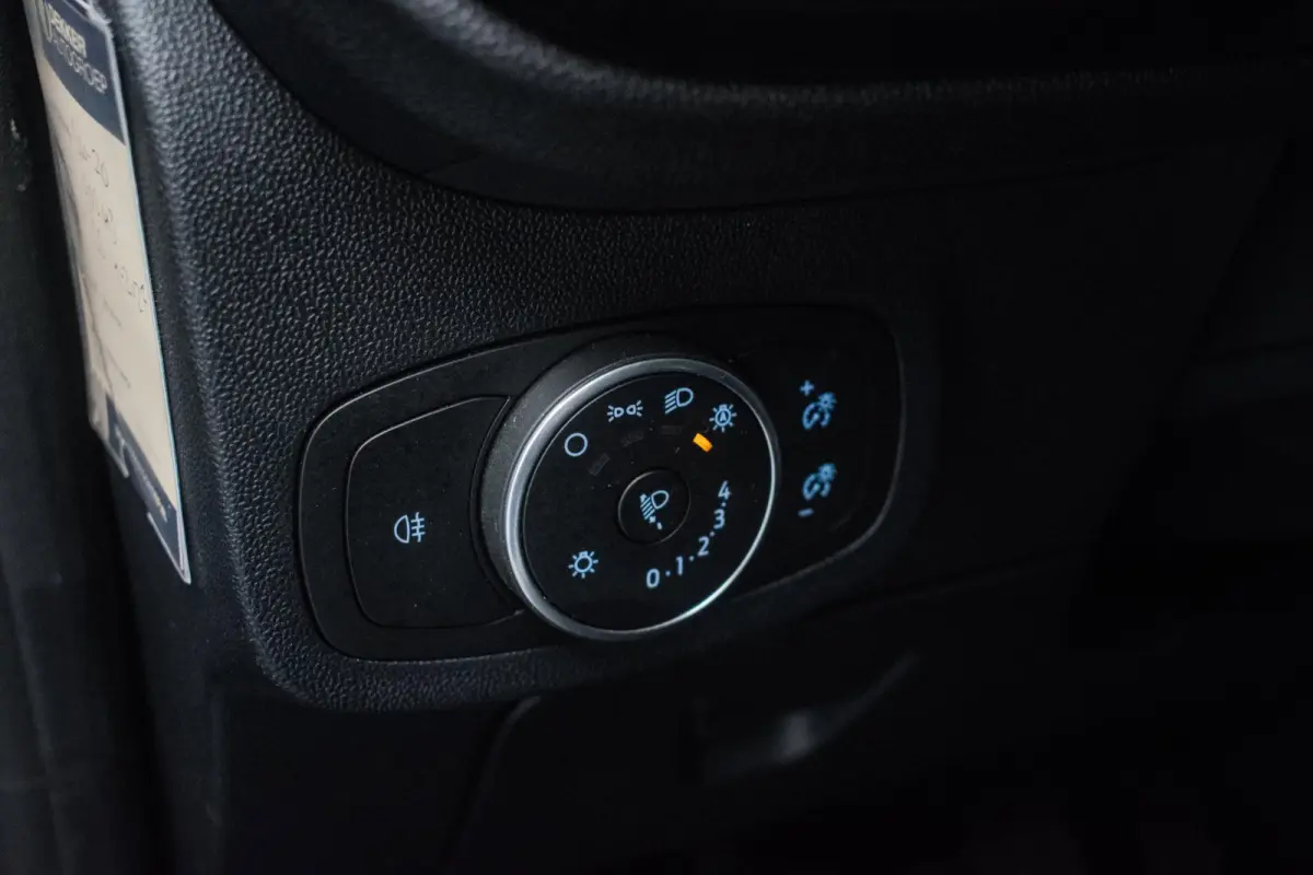 1.0 EcoBoost 125PK Hybrid Titanium NL-auto [ Carplay LED Draadloze Telefoonlader Parkeersensoren Climate Control ]