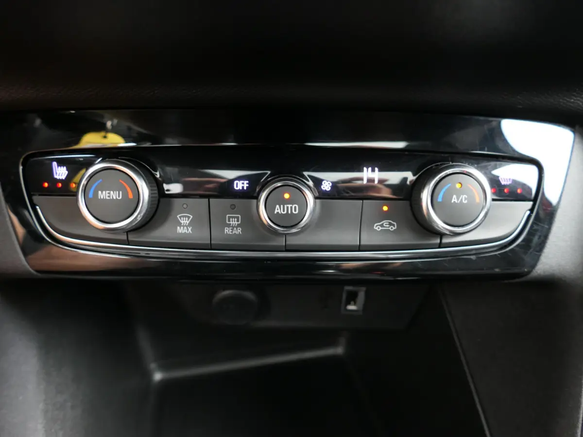 1.2 Elegance | Panoramadak | Achteruitrijcamera | Half leder | Stuur-/Stoelverwarming | LED | Lichtmetalen velgen | Climate Control | Apple-/Android Carplay | Cruise Control