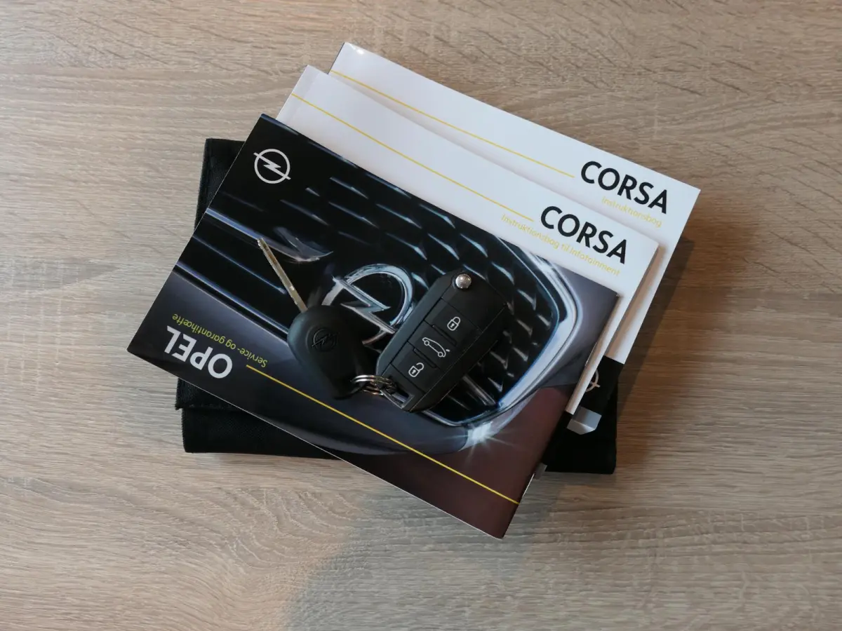 1.2 Elegance | Panoramadak | Achteruitrijcamera | Half leder | Stuur-/Stoelverwarming | LED | Lichtmetalen velgen | Climate Control | Apple-/Android Carplay | Cruise Control