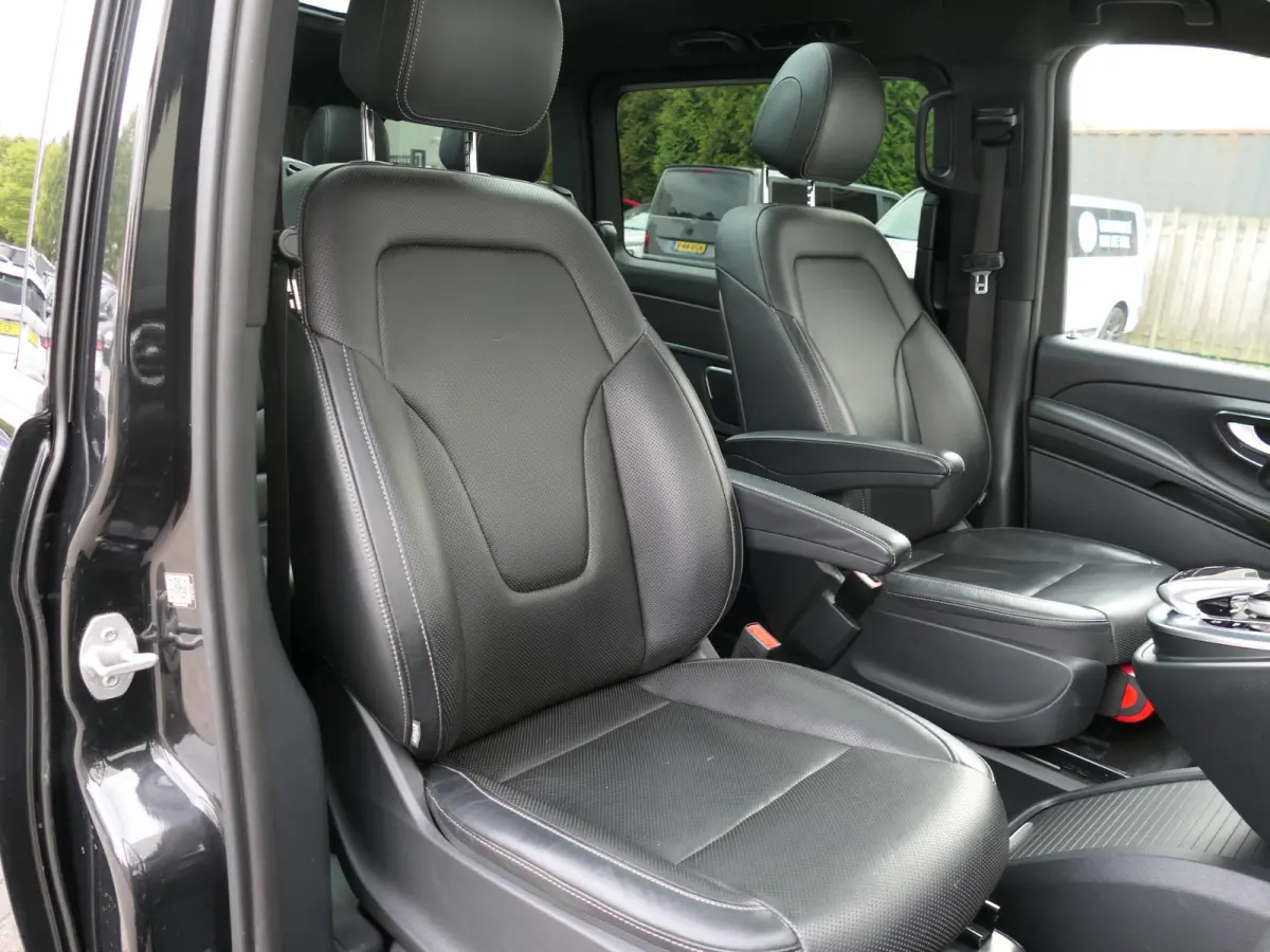 250d 4-MATIC Lang Exclusive | 7-persoons | Panoramadak | 360°-camera | Standkachel | Burmester | Carbon interieur | Dodehoek detectie | Elektrische schuifdeuren + achterklep | Stoelventilat