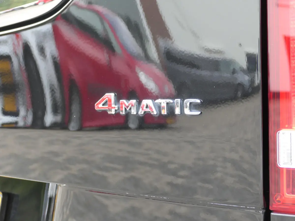 250d 4-MATIC Lang Exclusive | 7-persoons | Panoramadak | 360°-camera | Standkachel | Burmester | Carbon interieur | Dodehoek detectie | Elektrische schuifdeuren + achterklep | Stoelventilat
