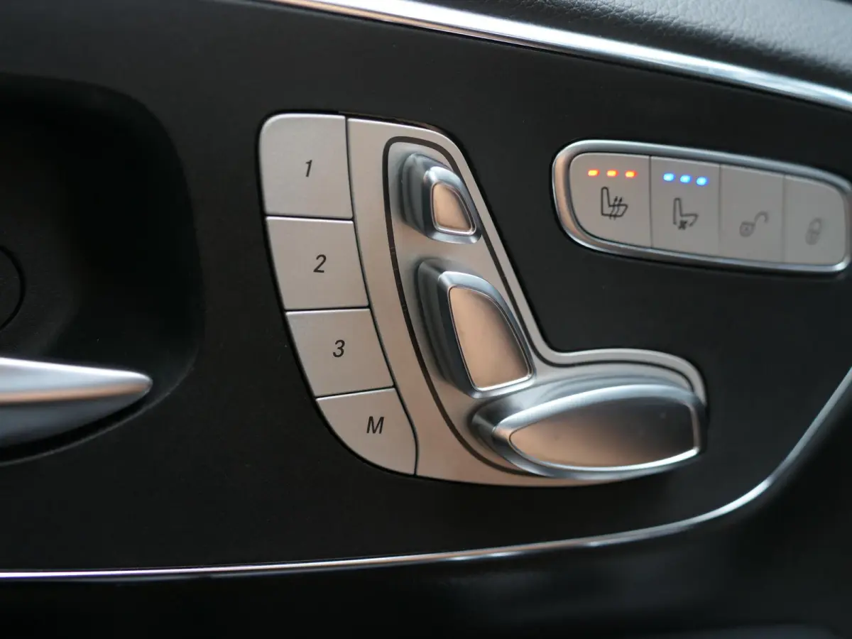 250d 4-MATIC Lang Exclusive | 7-persoons | Panoramadak | 360°-camera | Standkachel | Burmester | Carbon interieur | Dodehoek detectie | Elektrische schuifdeuren + achterklep | Stoelventilat