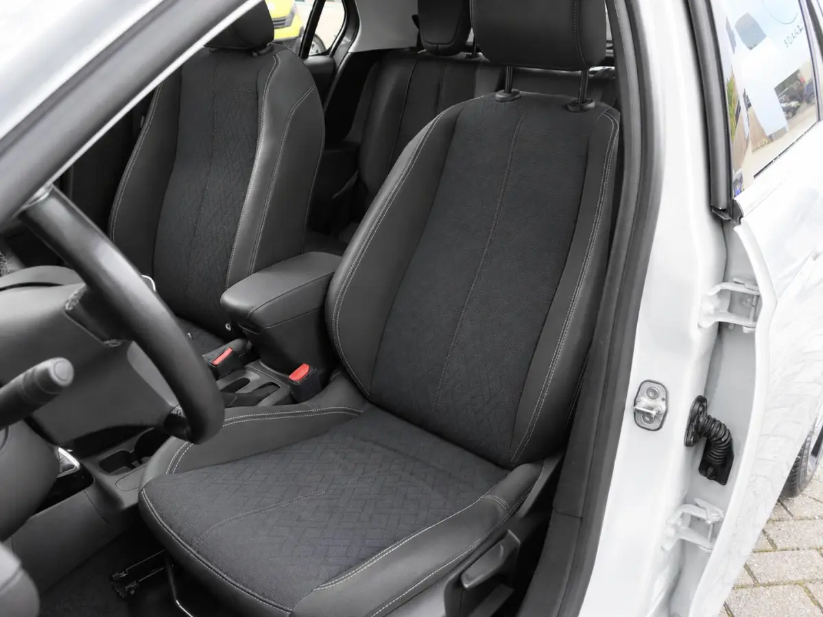 1.2 Elegance | Panoramadak | Achteruitrijcamera | Half leder | Stuur-/Stoelverwarming | LED | Lichtmetalen velgen | Climate Control | Apple-/Android Carplay | Cruise Control
