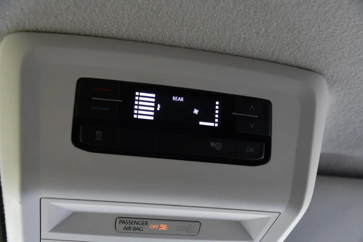 2.0 TDI L2H1 30 Bulli Virtual, Adaptieve Cruise, Carplay, LED, Stoelverwarming, Standkachel, Trekhaak, Automaat, Multimedia, 150pk, Uniek!
