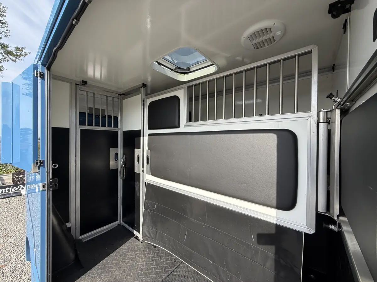 | HORSETRUCK | KRISMAR | STALLION 3XL | 2021 | HENGST | 29.581KM | AUTOMATIC | 3-SEAT | L3 | 180PK | LUXE | NEDERLANDS KENTEKEN