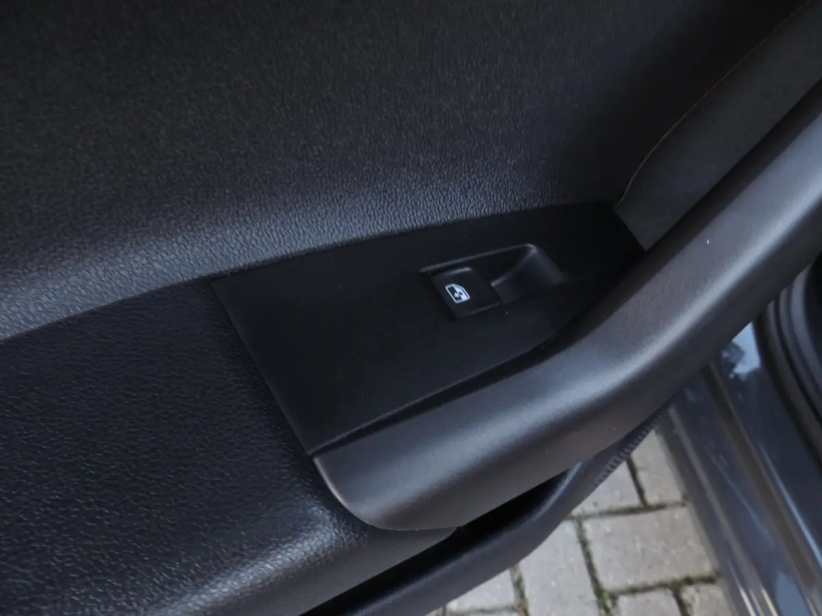 1.0 TSI Comfortline 87.000km | Camera | 18” Allseason | ACC | CarPlay | Navi | Priv.glas | DAB | Bluetooth