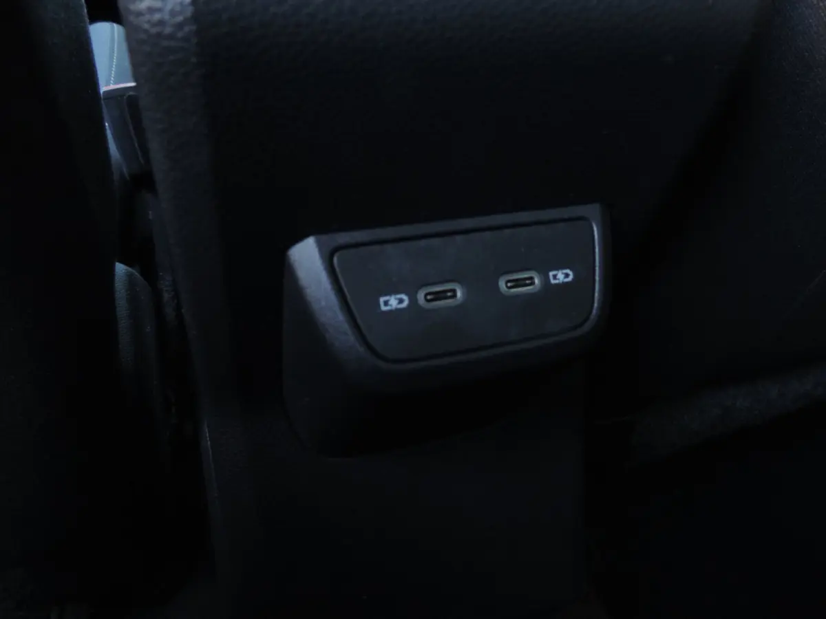 1.0 TSI Comfortline 87.000km | Camera | 18” Allseason | ACC | CarPlay | Navi | Priv.glas | DAB | Bluetooth