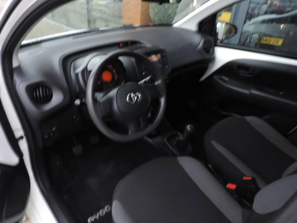 1.0 VVT-i 5D x-now 74.000km | Afneembare trekhaak | Airco | LED dagrijverl | CV op afstand | El ramen