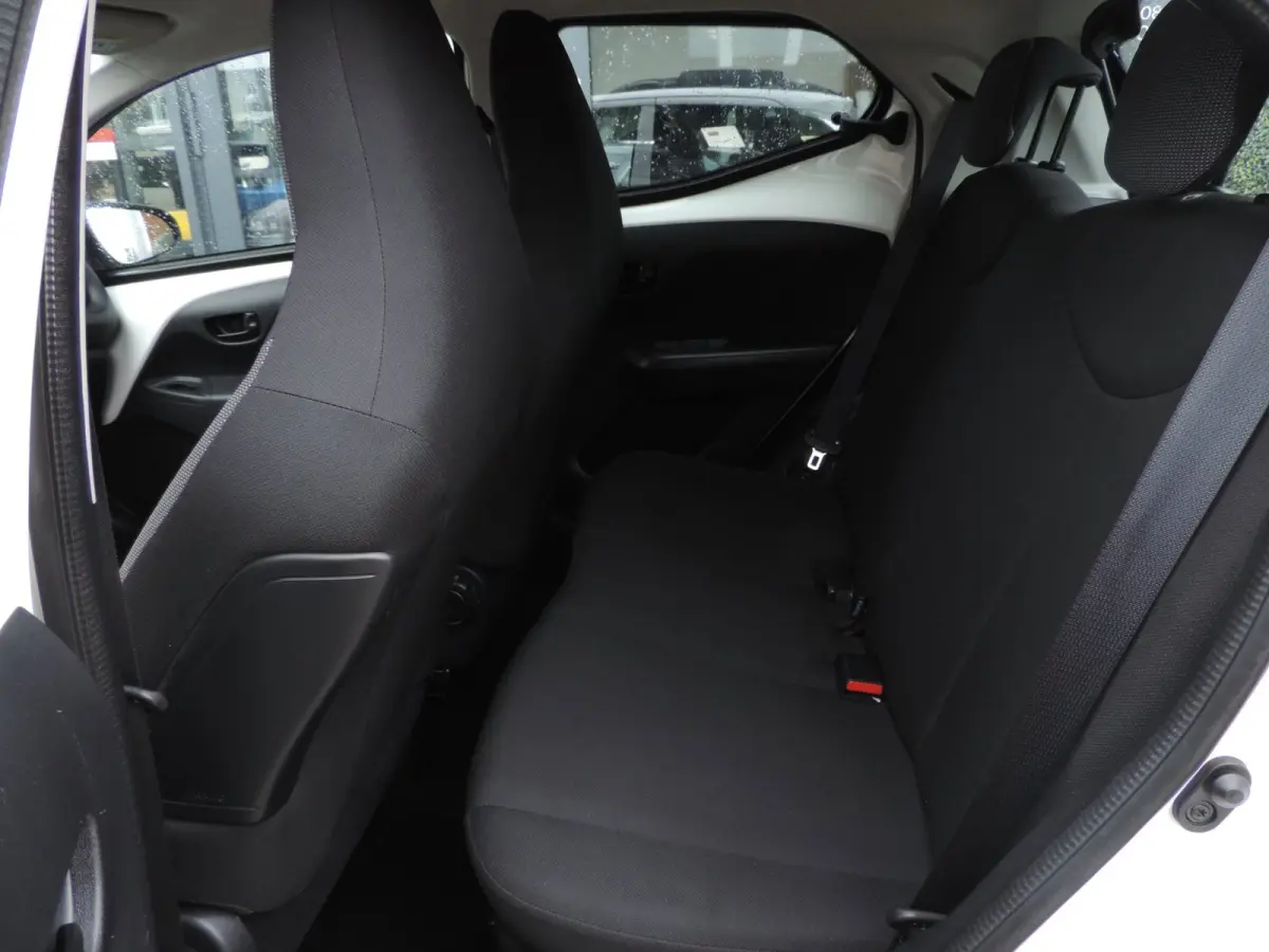1.0 VVT-i 5D x-now 74.000km | Afneembare trekhaak | Airco | LED dagrijverl | CV op afstand | El ramen
