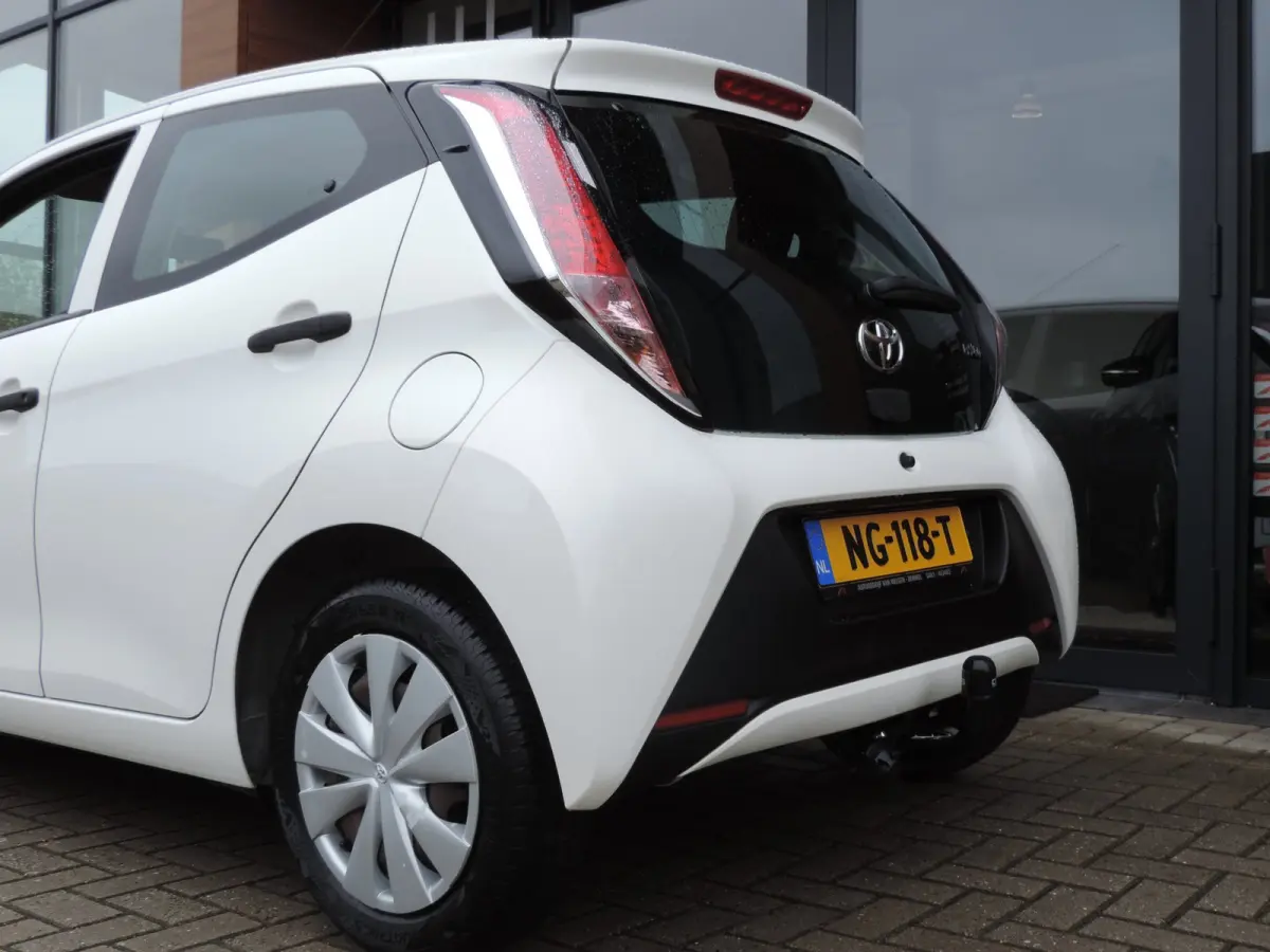 1.0 VVT-i 5D x-now 74.000km | Afneembare trekhaak | Airco | LED dagrijverl | CV op afstand | El ramen