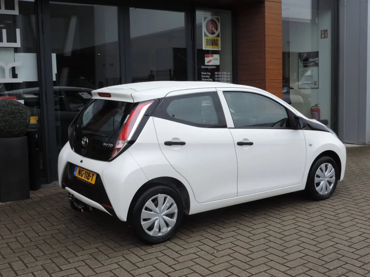 1.0 VVT-i 5D x-now 74.000km | Afneembare trekhaak | Airco | LED dagrijverl | CV op afstand | El ramen