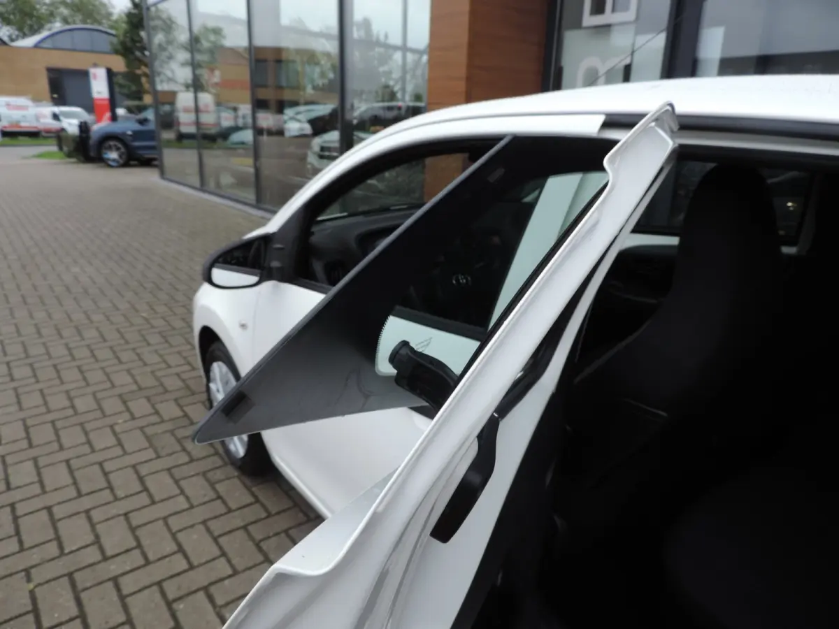 1.0 VVT-i 5D x-now 74.000km | Afneembare trekhaak | Airco | LED dagrijverl | CV op afstand | El ramen