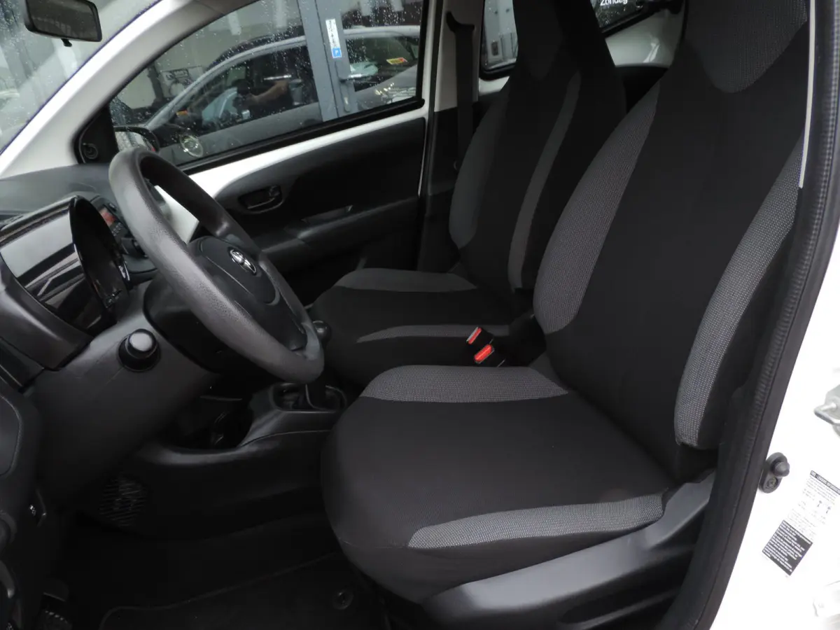 1.0 VVT-i 5D x-now 74.000km | Afneembare trekhaak | Airco | LED dagrijverl | CV op afstand | El ramen