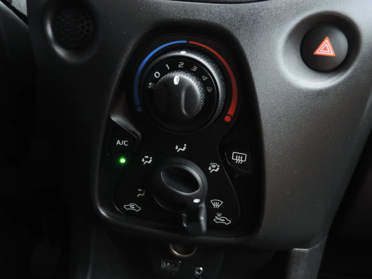 1.0 VVT-i 5D x-now 74.000km | Afneembare trekhaak | Airco | LED dagrijverl | CV op afstand | El ramen