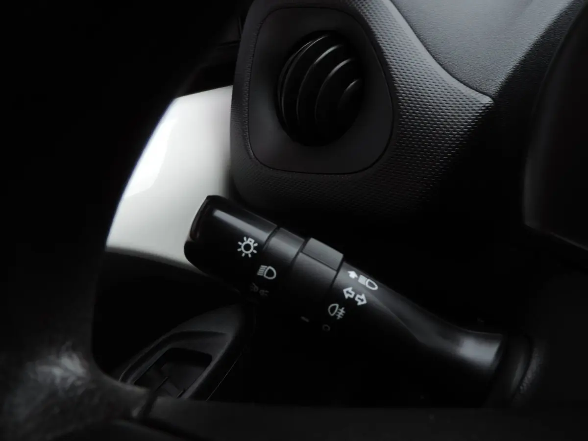 1.0 VVT-i 5D x-now 74.000km | Afneembare trekhaak | Airco | LED dagrijverl | CV op afstand | El ramen