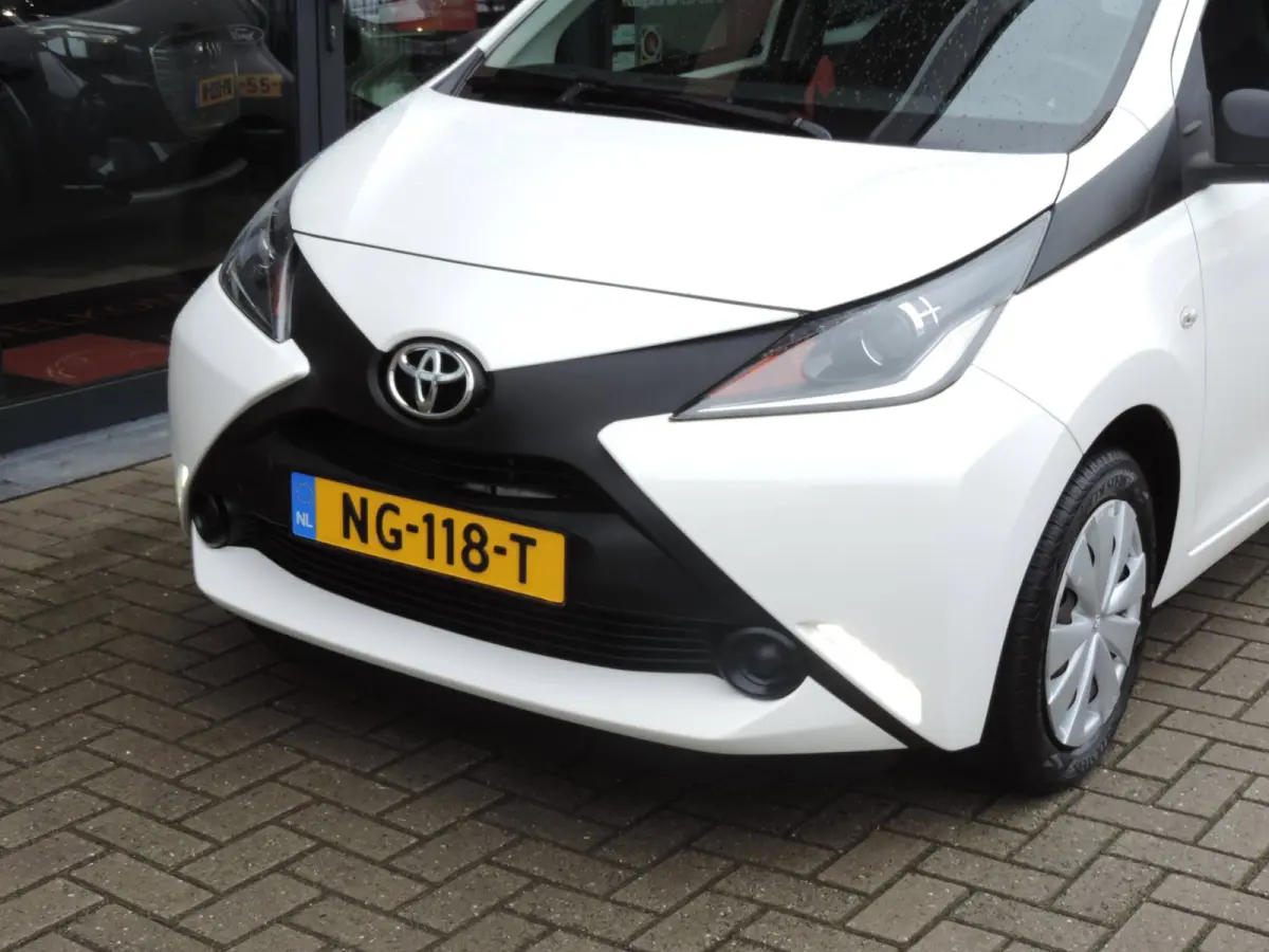 1.0 VVT-i 5D x-now 74.000km | Afneembare trekhaak | Airco | LED dagrijverl | CV op afstand | El ramen