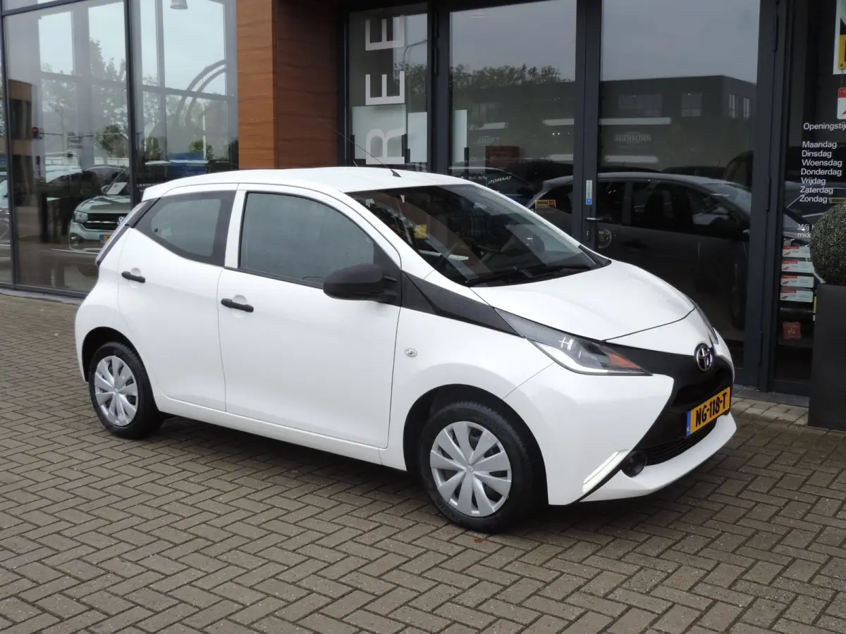 1.0 VVT-i 5D x-now 74.000km | Afneembare trekhaak | Airco | LED dagrijverl | CV op afstand | El ramen