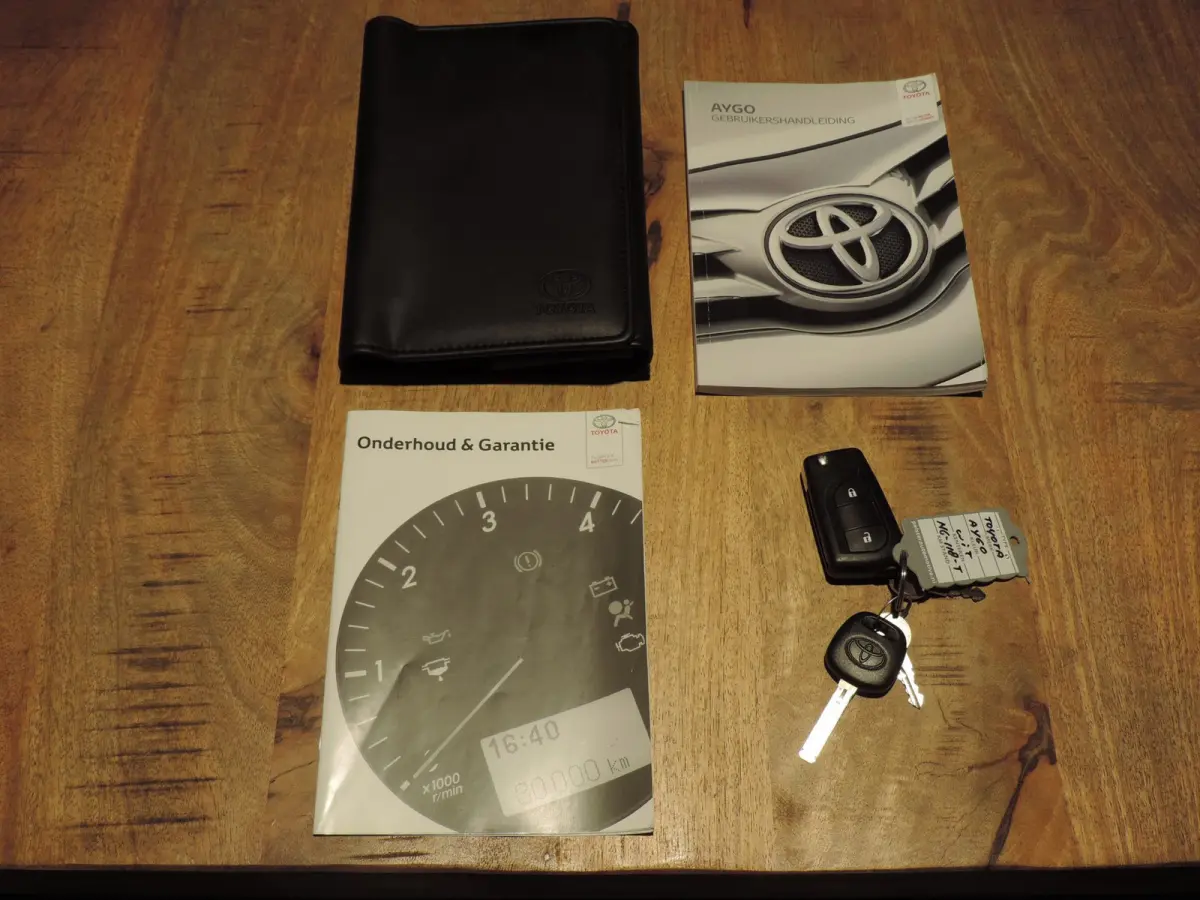 1.0 VVT-i 5D x-now 74.000km | Afneembare trekhaak | Airco | LED dagrijverl | CV op afstand | El ramen