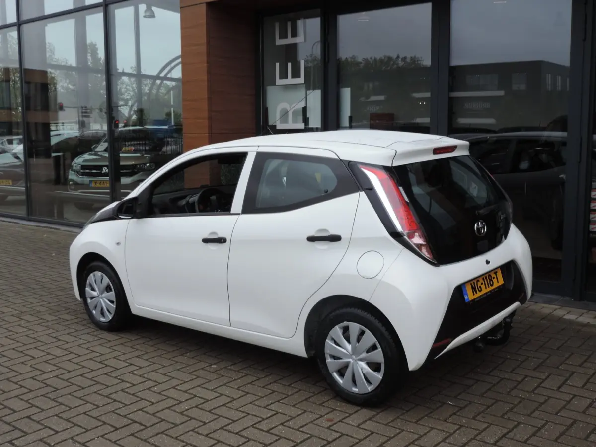 1.0 VVT-i 5D x-now 74.000km | Afneembare trekhaak | Airco | LED dagrijverl | CV op afstand | El ramen