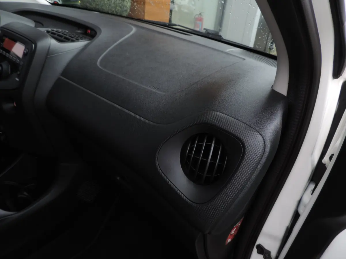 1.0 VVT-i 5D x-now 74.000km | Afneembare trekhaak | Airco | LED dagrijverl | CV op afstand | El ramen