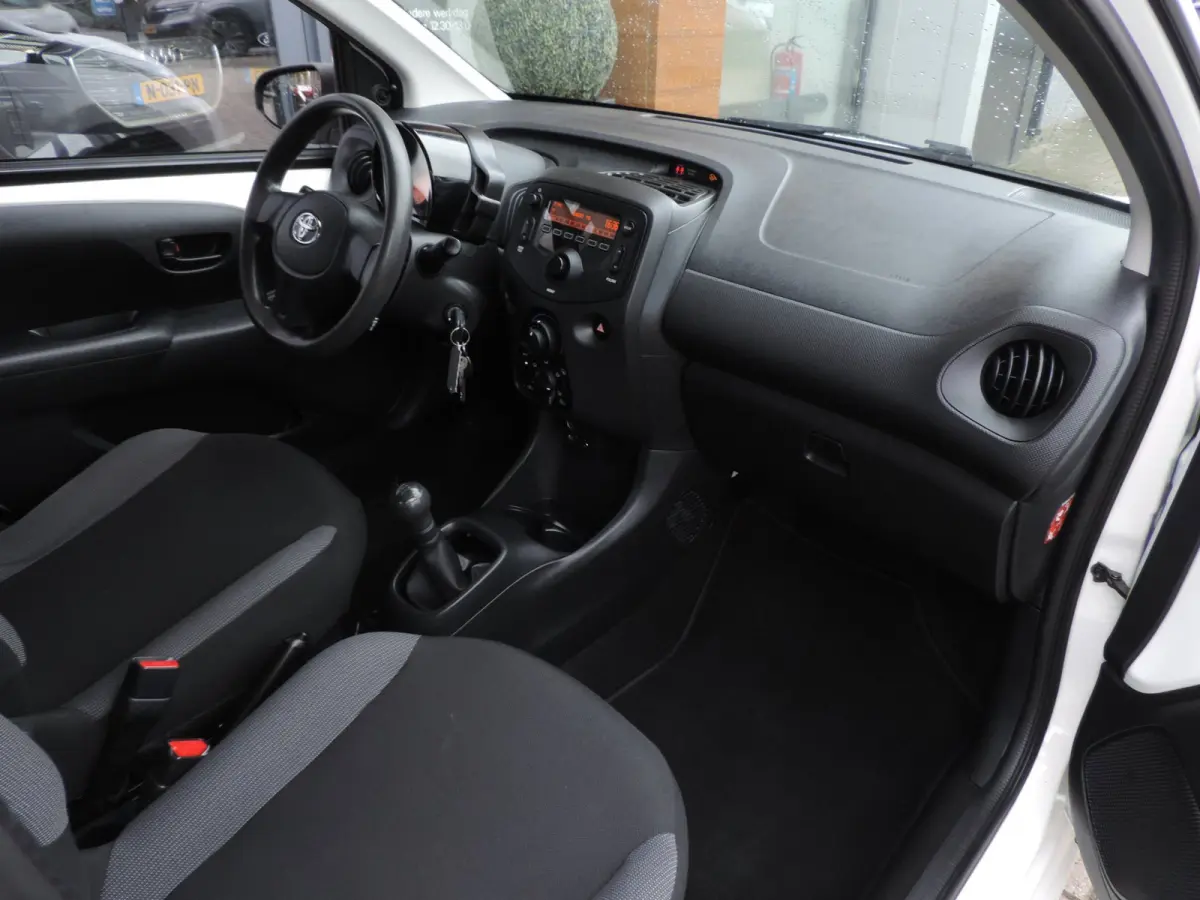 1.0 VVT-i 5D x-now 74.000km | Afneembare trekhaak | Airco | LED dagrijverl | CV op afstand | El ramen