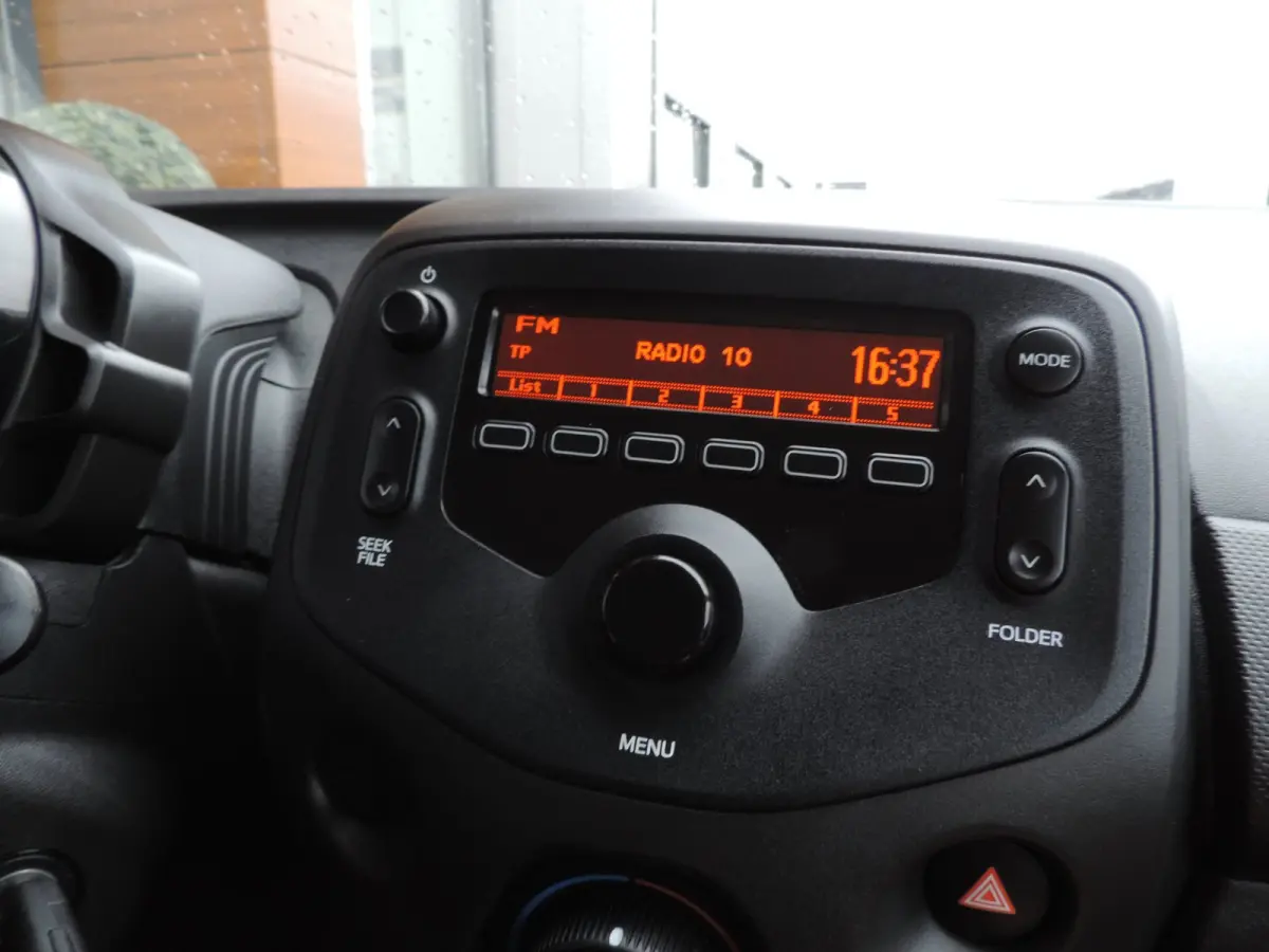 1.0 VVT-i 5D x-now 74.000km | Afneembare trekhaak | Airco | LED dagrijverl | CV op afstand | El ramen