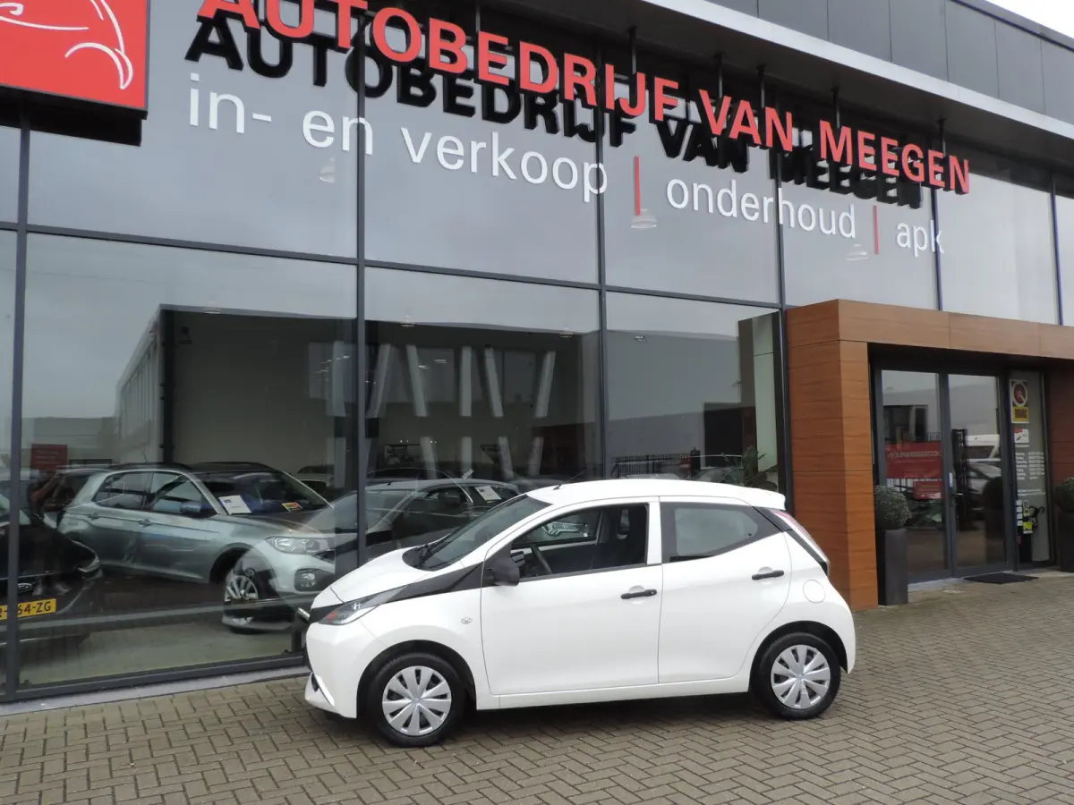 1.0 VVT-i 5D x-now 74.000km | Afneembare trekhaak | Airco | LED dagrijverl | CV op afstand | El ramen