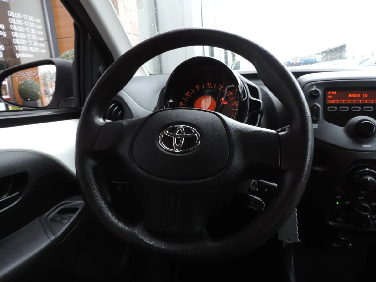 1.0 VVT-i 5D x-now 74.000km | Afneembare trekhaak | Airco | LED dagrijverl | CV op afstand | El ramen